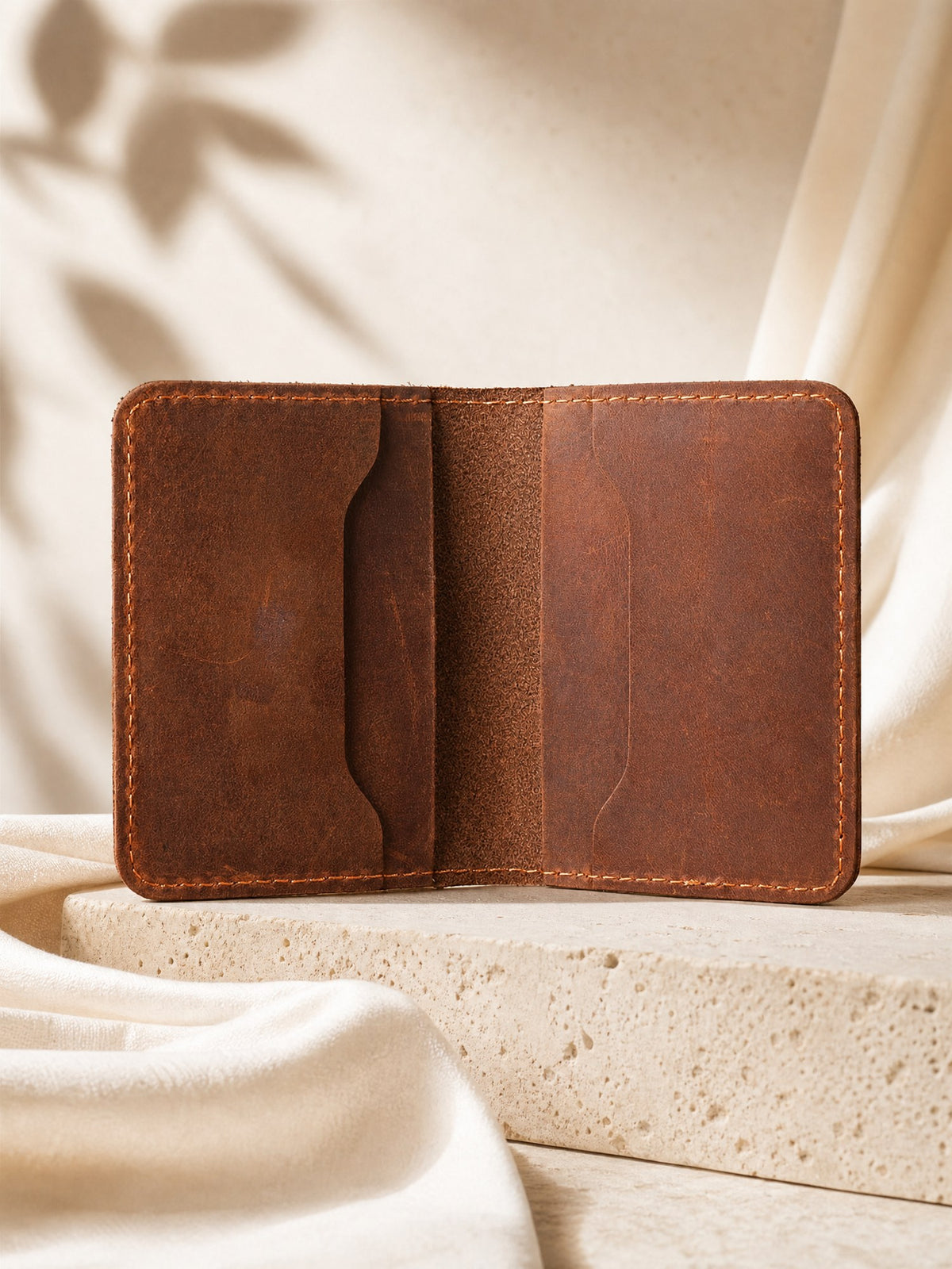 Portefeuille Card Wallet, styled on travertine