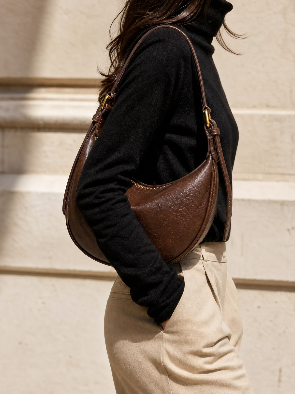 Lune Crescent Hobo, in use