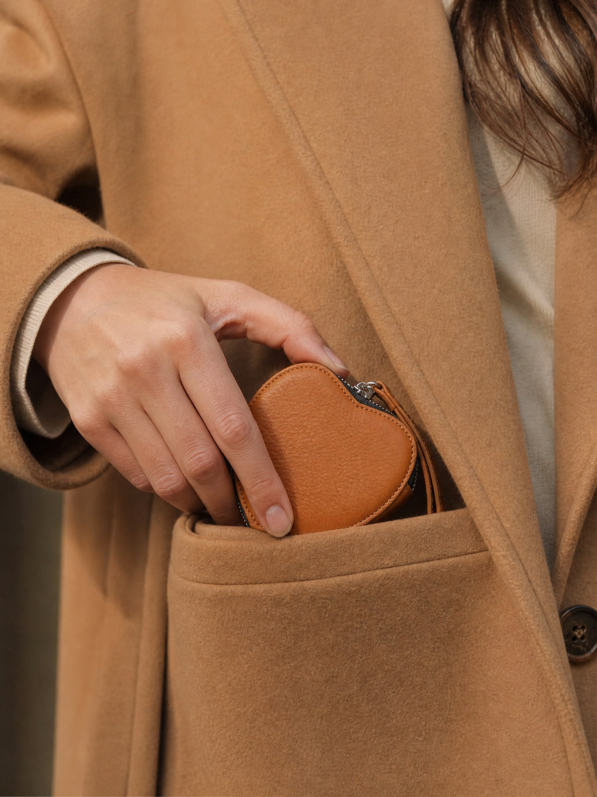 Cœur Coin Purse, in use