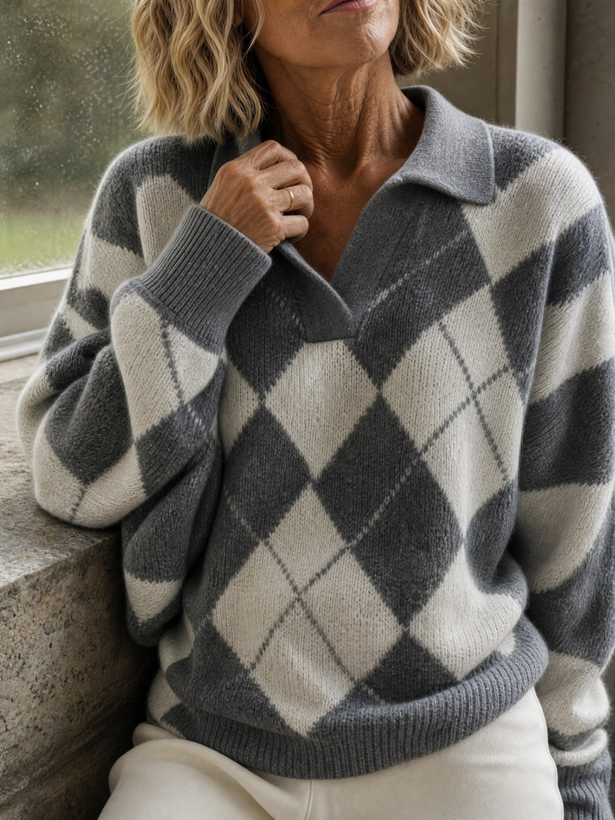Argyle V-neck knit sweater in grey, collar detail