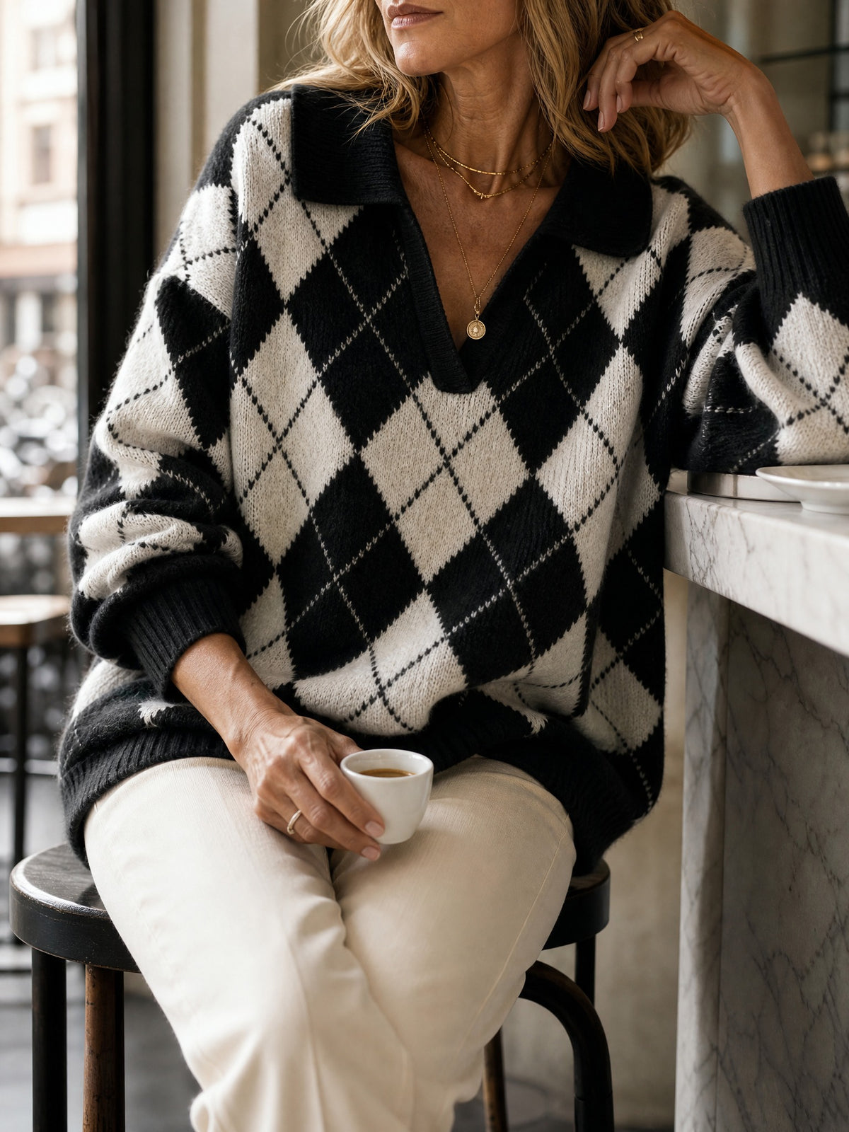 Argyle V-neck knit sweater with collar in black